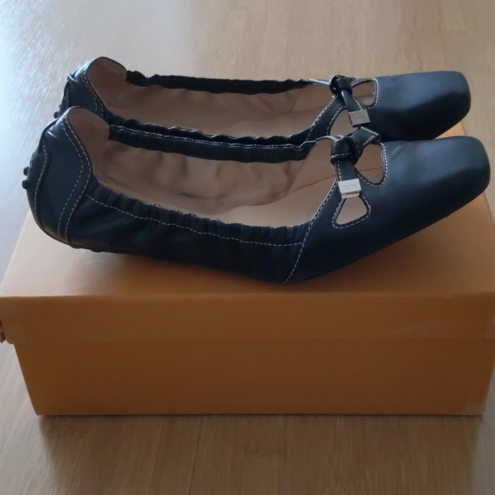 Tod's black leather ballerina flats